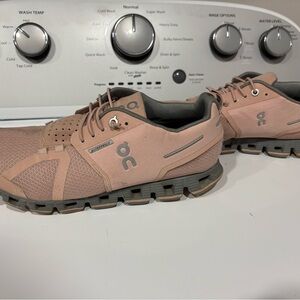 On Cloud Womens Athletic Shoes in Light Pink and Gray size 8